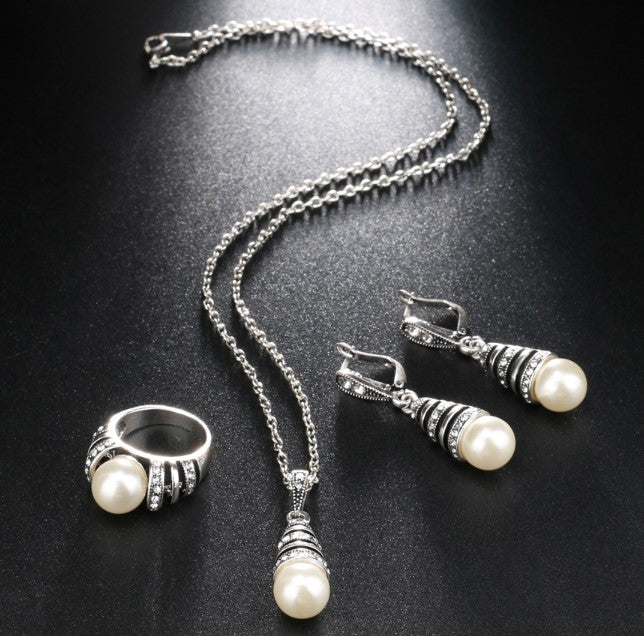 Set Collana, Orecchini e Anello con Perle da Donna